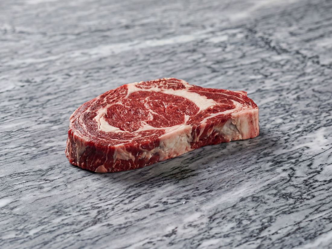 Bistecca di costa di Frisona cruda, marezzata