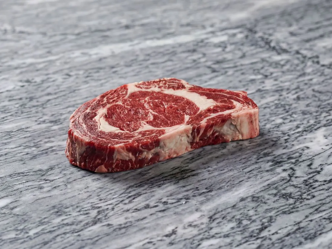 Bistecca di costa di Frisona cruda, marezzata